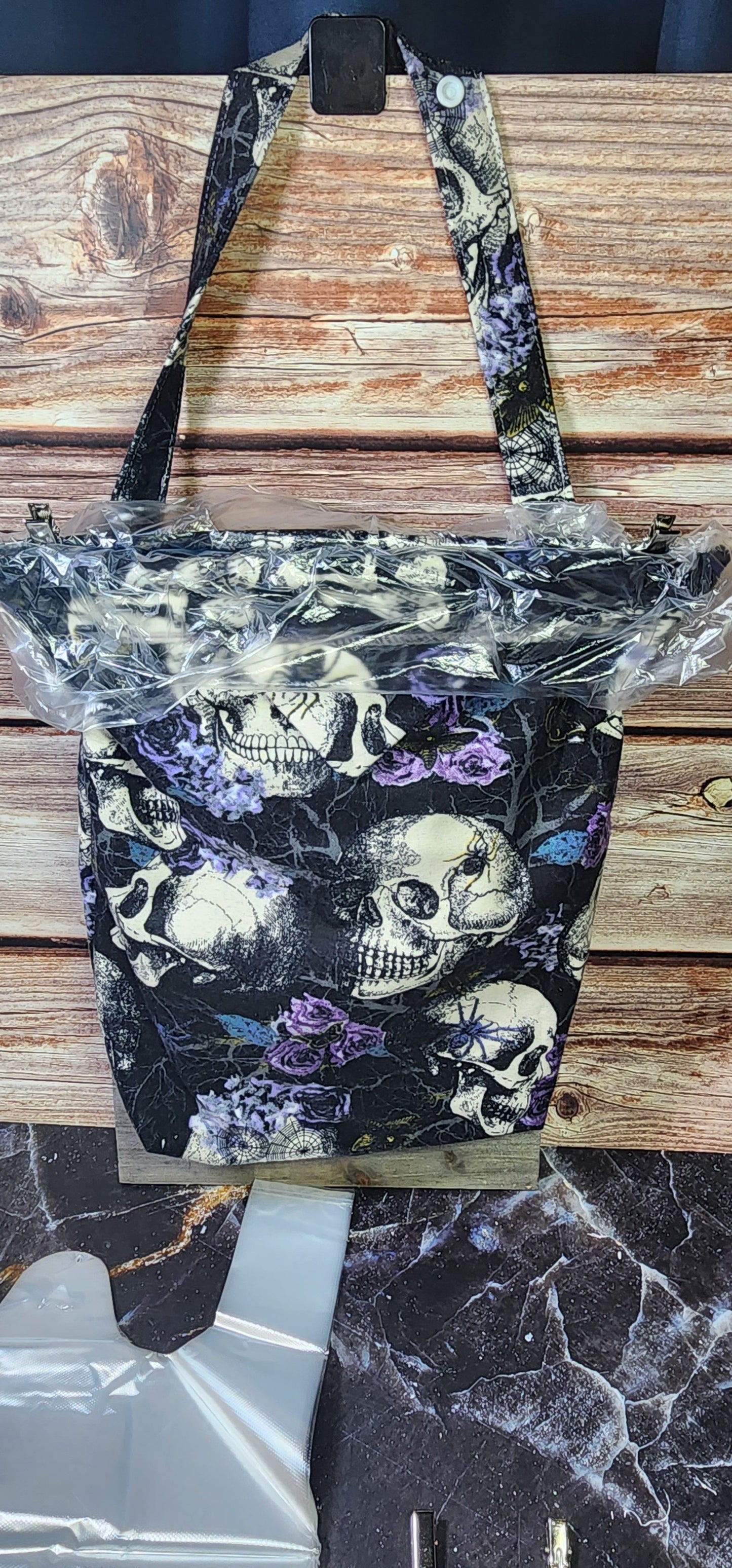 Queen on Grey White Tie Dye | Mess-Proof Trash Tamer | Snap Closed Car Trash Can